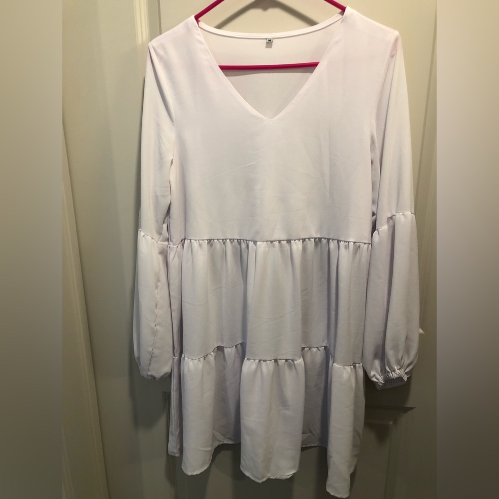 V neck long sleeve tiered mini size medium